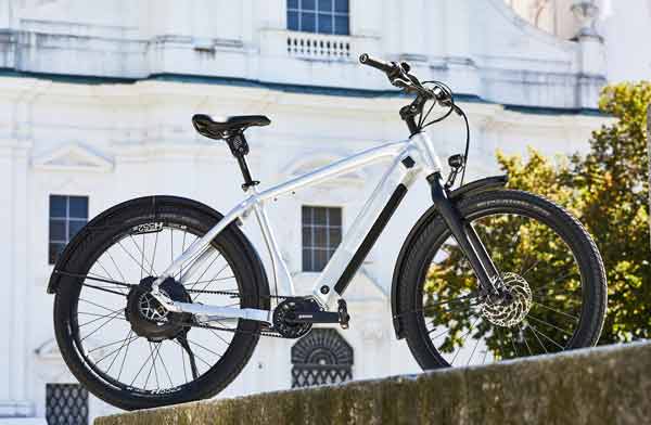 Premium E-Bike von Neobike vor malerischer Kulisse in Passau