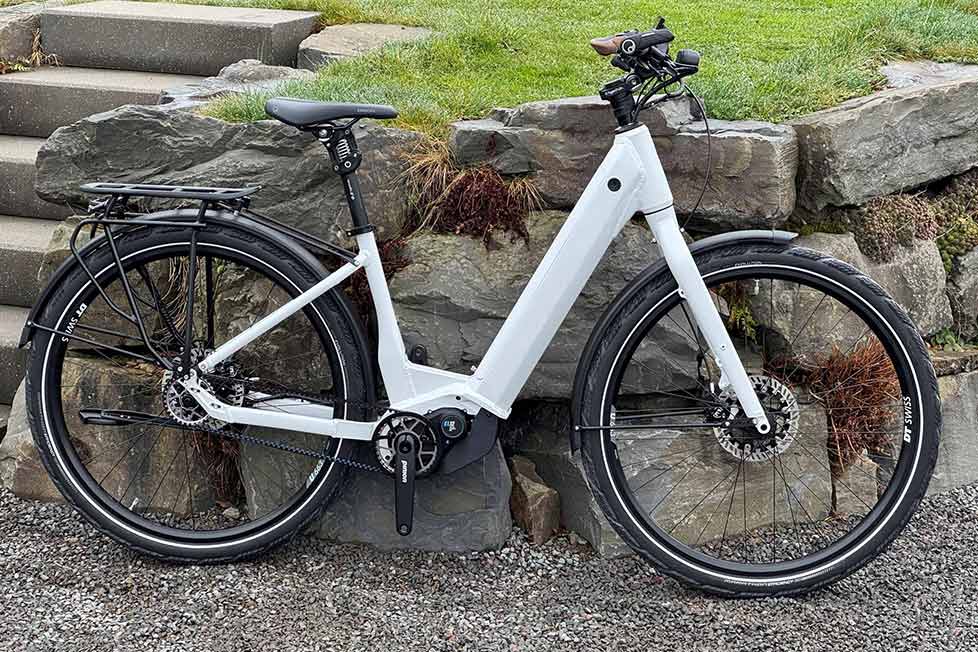 Fahrer auf dem Neobike MGU beim Überwinden eines steilen Anstiegs
