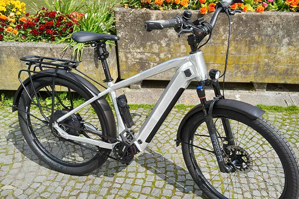 Fahrer testet das Neobike Z20 auf einer Landstraße bei Sonnenuntergang