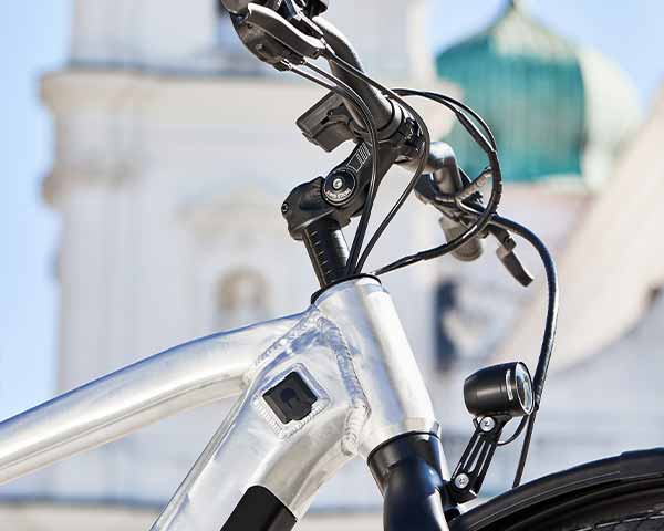 Neobike Z20 E-Bike in Seitenansicht vor urbaner Kulisse